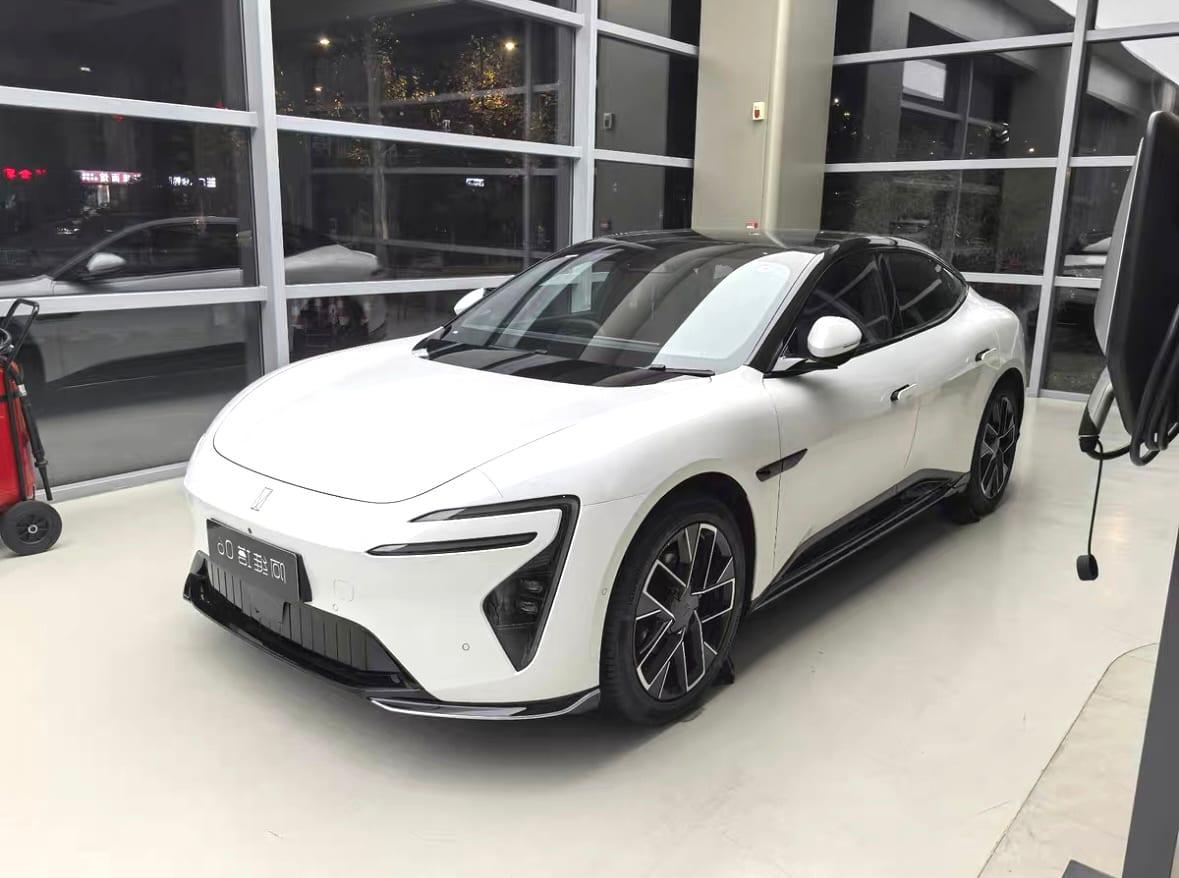 2025 Avita 06 ultra EV مستعمل سيدان — image 1