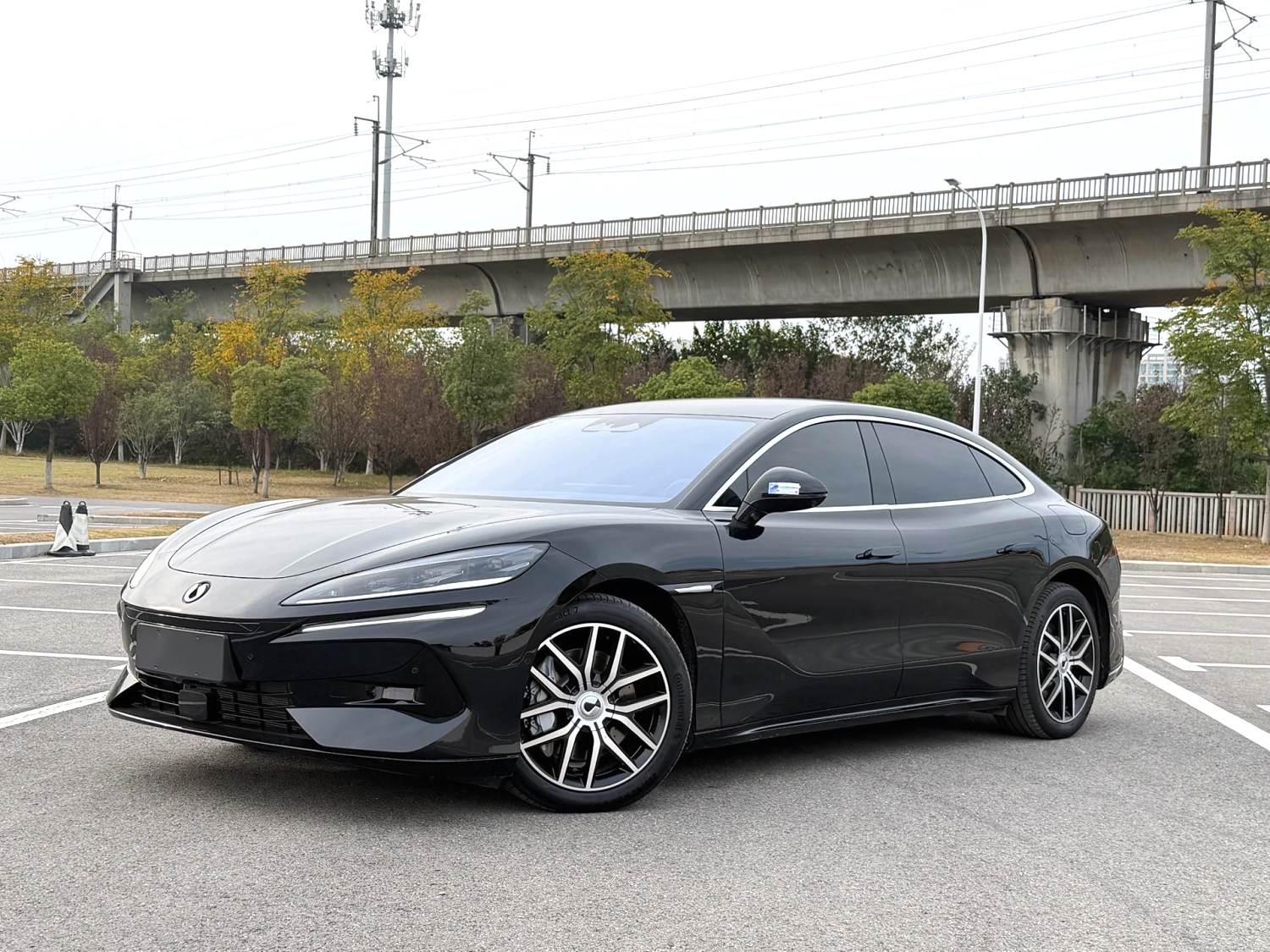 2024 BYD Denza Z9 2.0T — С пробегом Седан