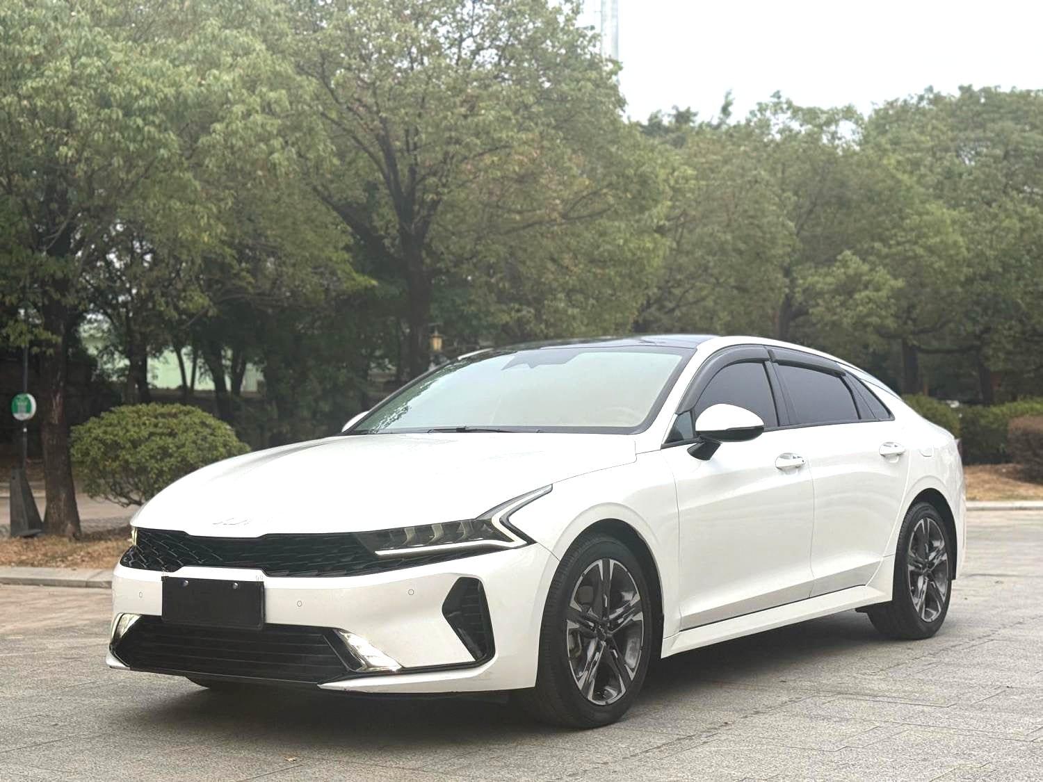 2024 Kia K5 مستعمل سيدان — image 1