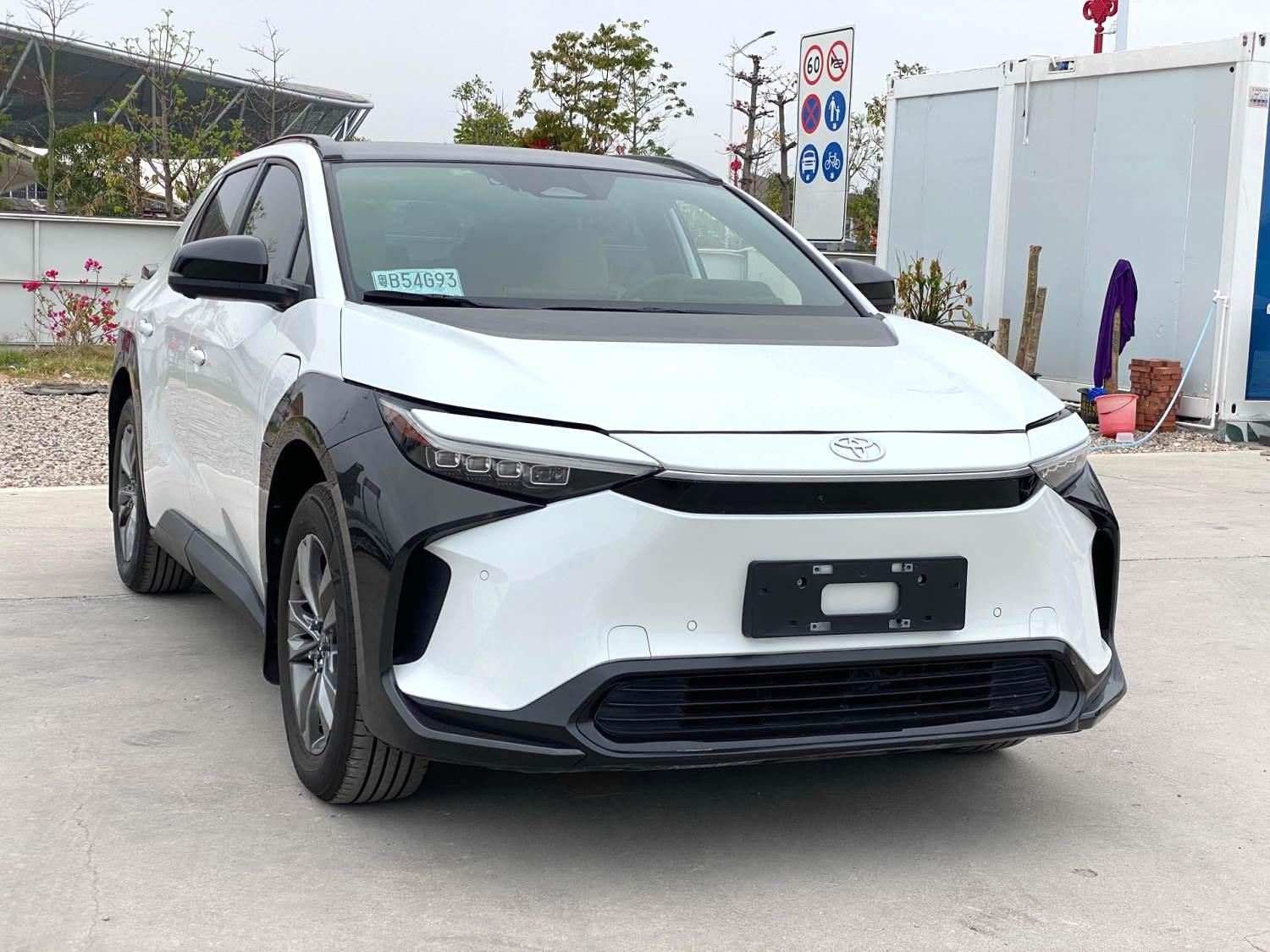 2022 Toyota bZ4X Long Range Pro С пробегом Седан — image 1